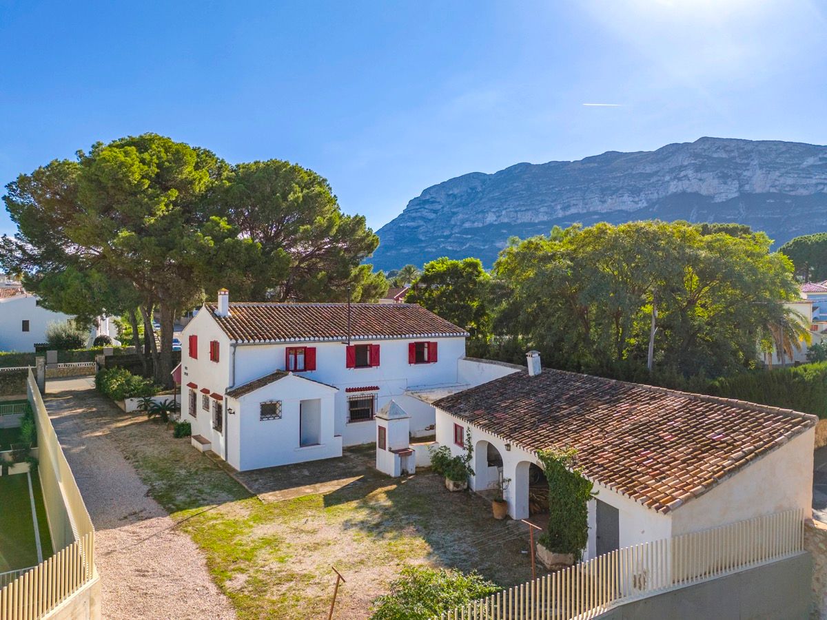Vista exterior de Casa o xalet en venda en Dénia amb Calefacció, Jardí privat i Terrassa