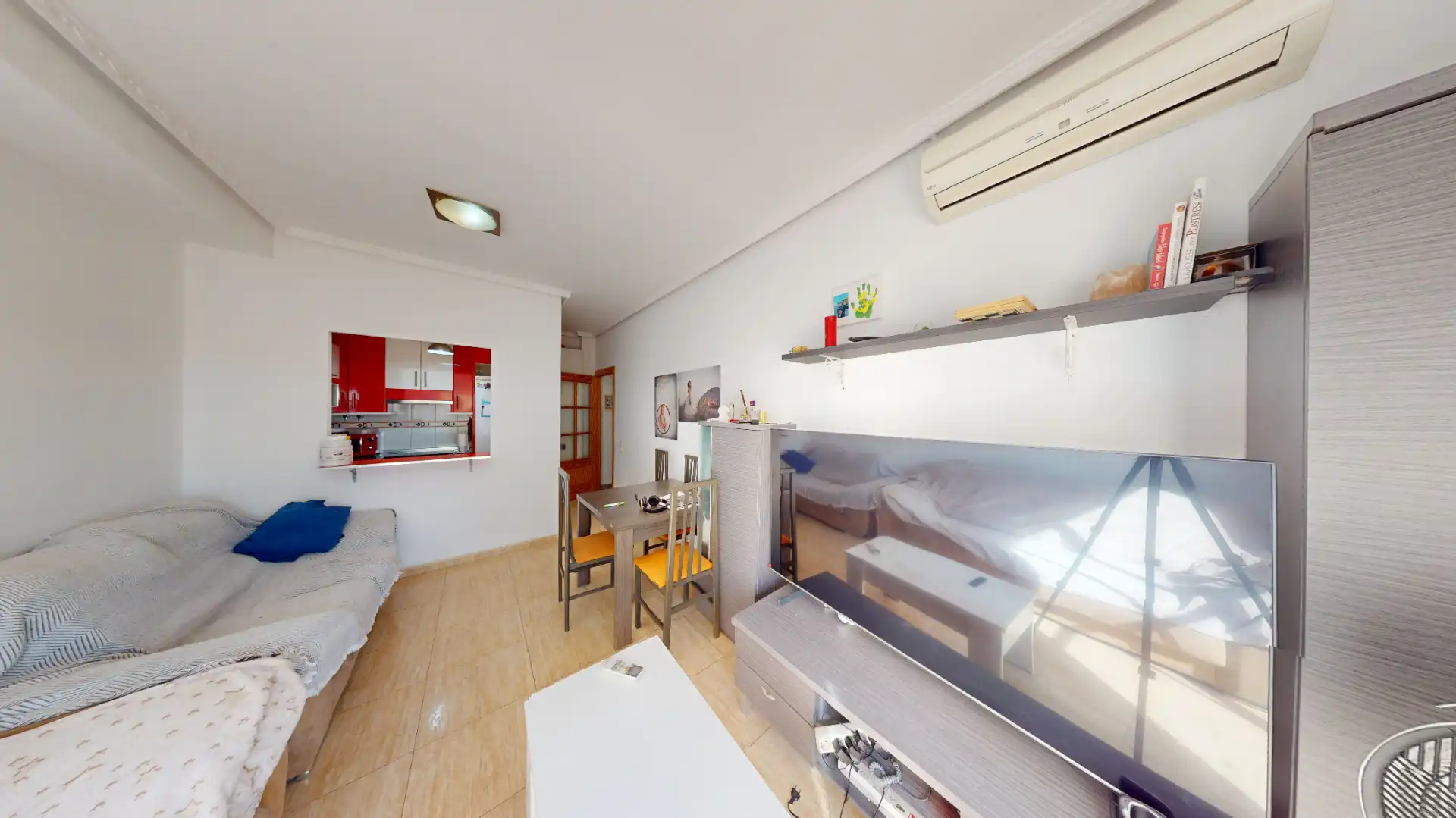 Sala d'estar de Pis en venda en Roquetas de Mar amb Aire condicionat, Jardí privat i Terrassa