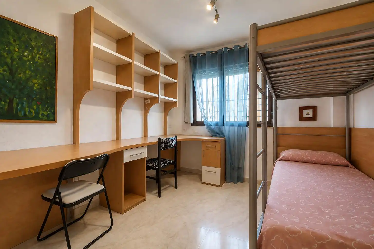 Habitación de Ático de alquiler en Málaga con Jardín privado, Terraza y Amueblado