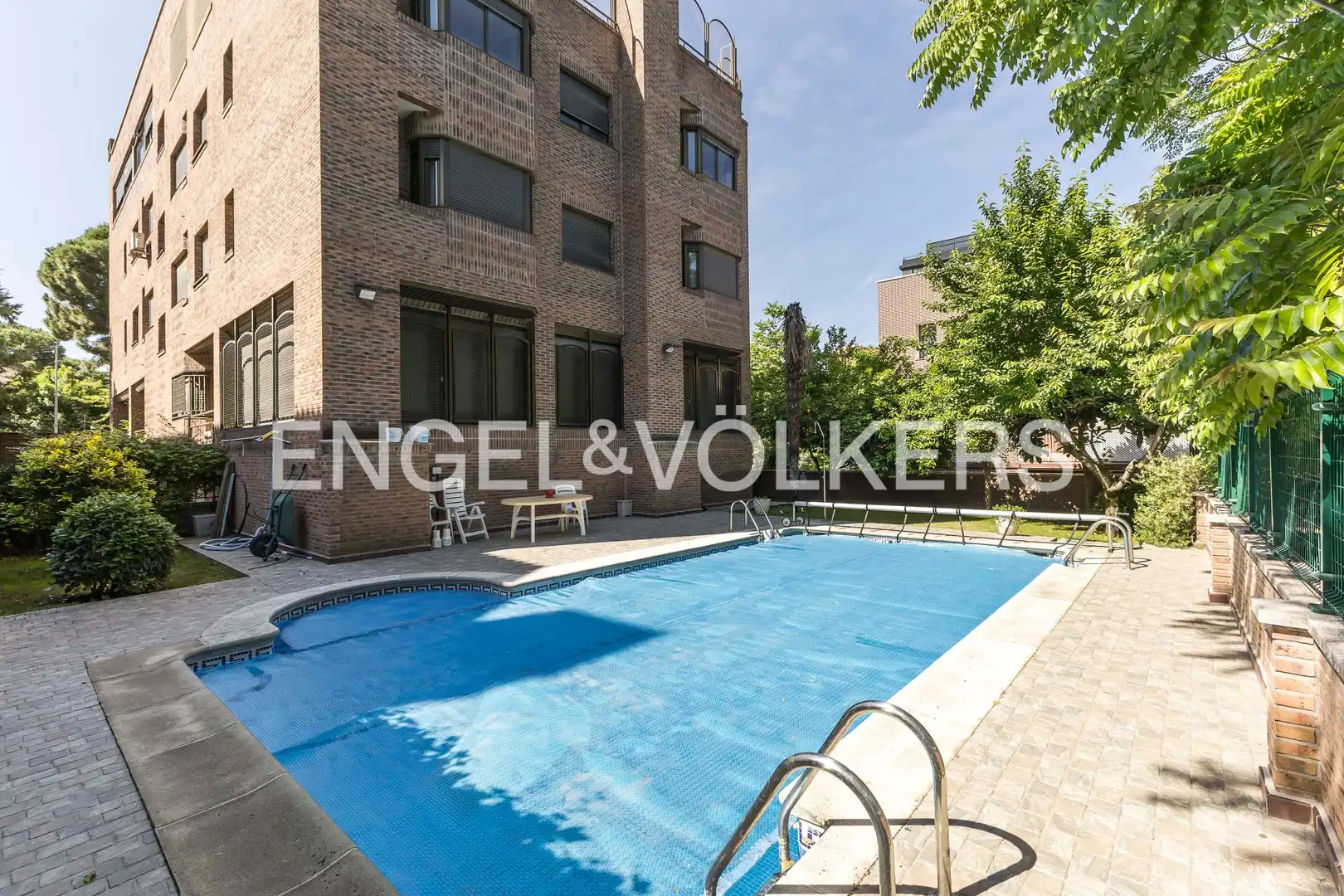 Piscina de Piso en venta en Madrid con Aire acondicionado, Calefacción y Jardín privado
