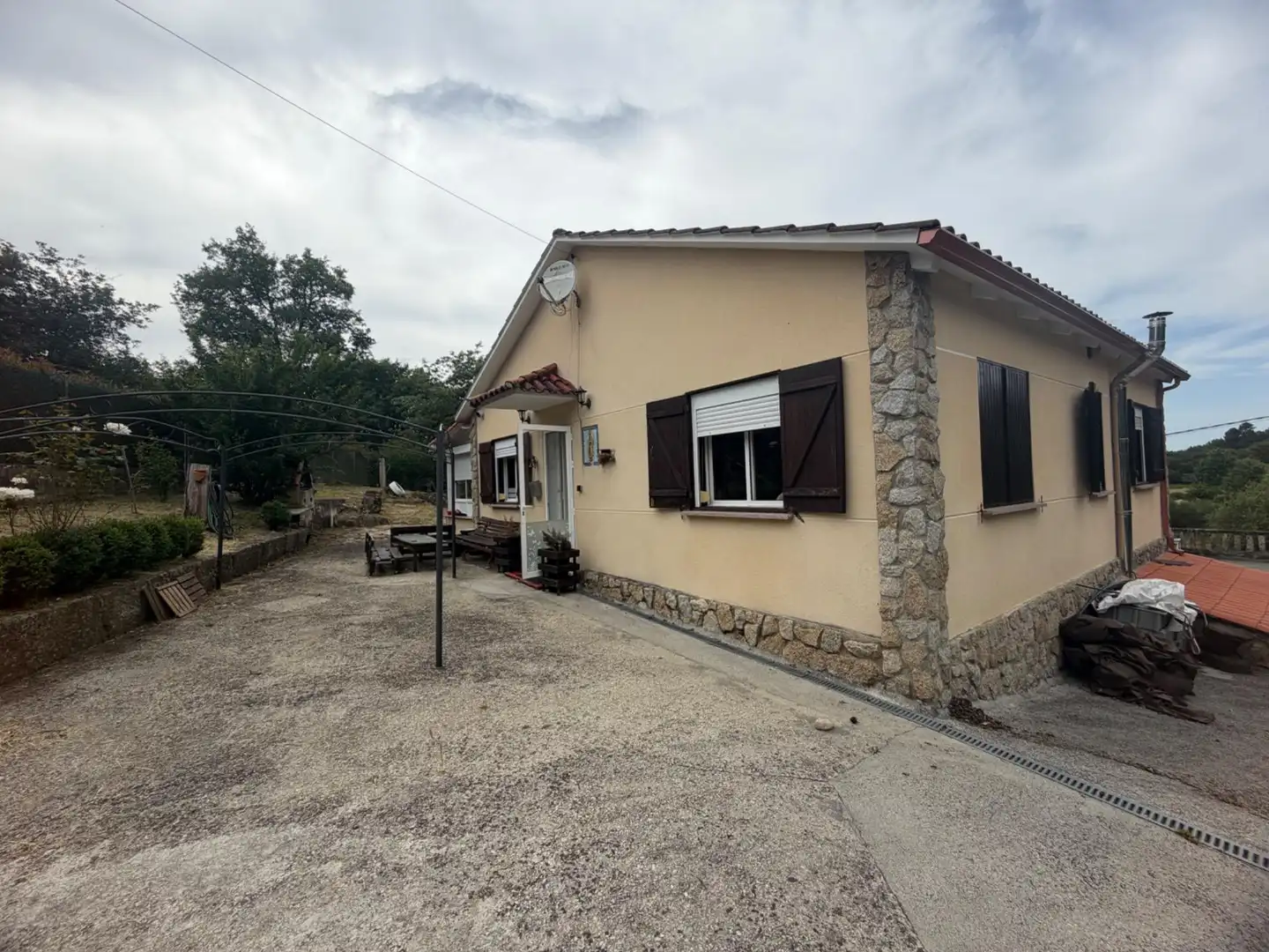 Vista exterior de Casa o xalet en venda en San Cibrao das Viñas amb Calefacció, Jardí privat i Terrassa