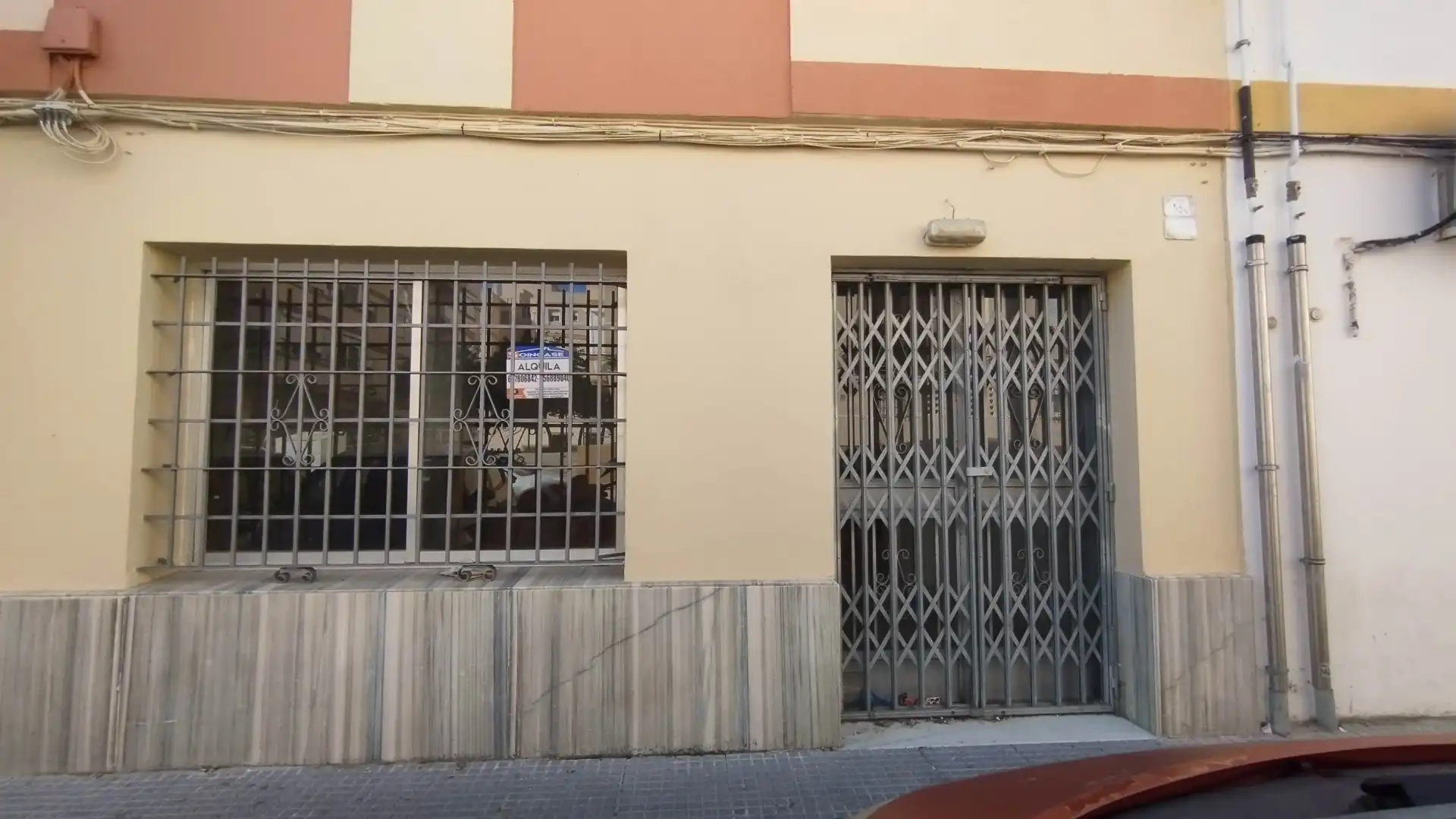 Locale commerciale in affitto a Calle Escultor Antonio Acuña 4