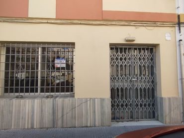 Local comercial de lloguer a Calle Escultor Antonio Acuña 4