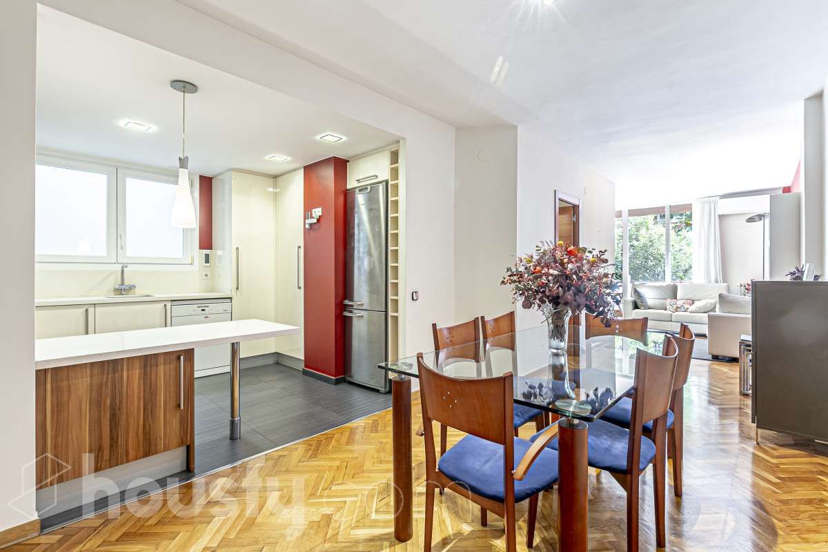 Dining room of Flat for sale in  Barcelona Capital  with Air Conditioner, Heating and Parquet flooring