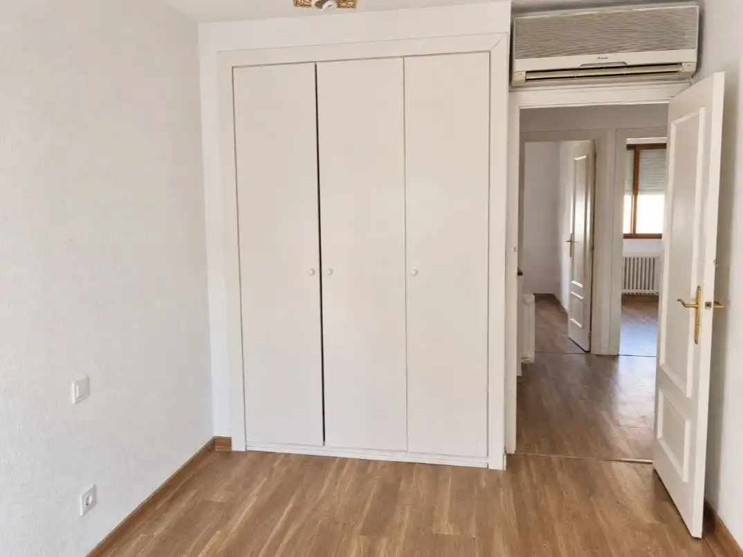 Habitación de Casa adosada en venta en Ensanche