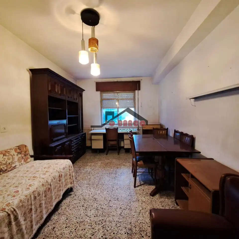 Casa amb terrassa en venda a AVDA BIERZO