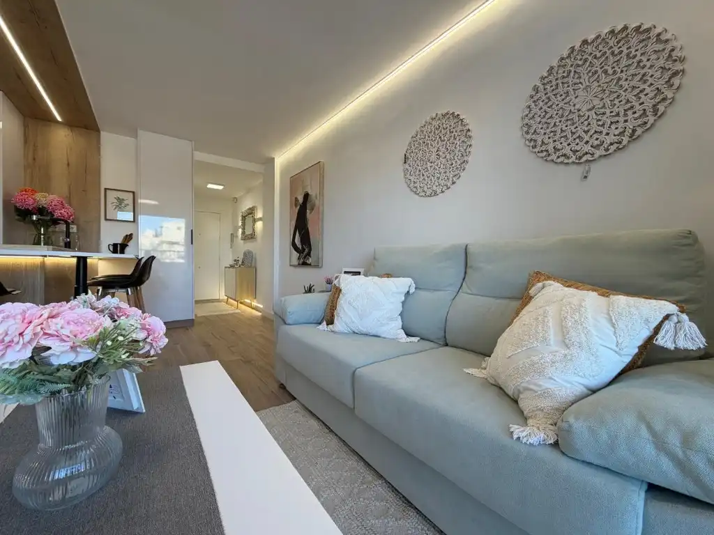 Sala d'estar de Apartament en venda en Torrevieja amb Aire condicionat, Jardí privat i Piscina