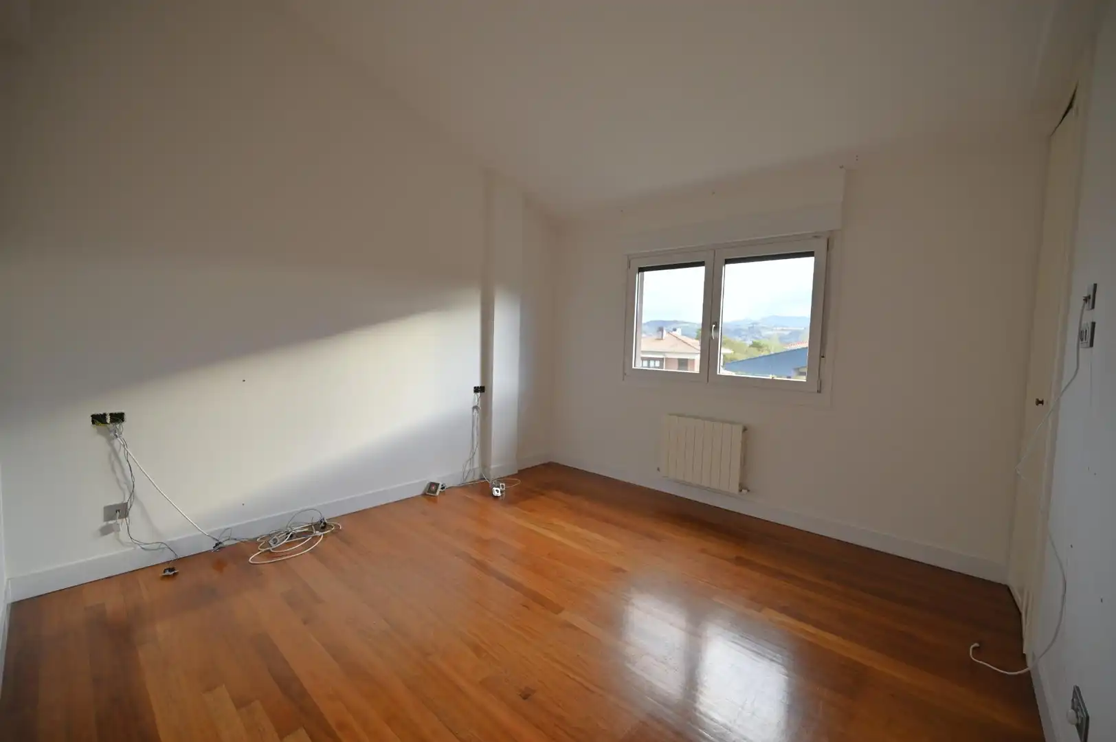 Habitación de Casa adosada en venta en Loiu con Aire acondicionado, Calefacción y Jardín privado
