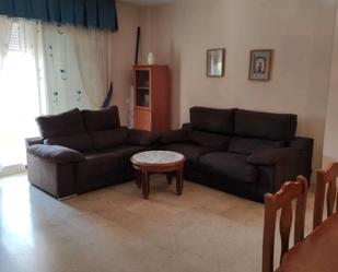 Sala d'estar de Apartament de lloguer en Benalmádena amb Aire condicionat, Terrassa i Piscina