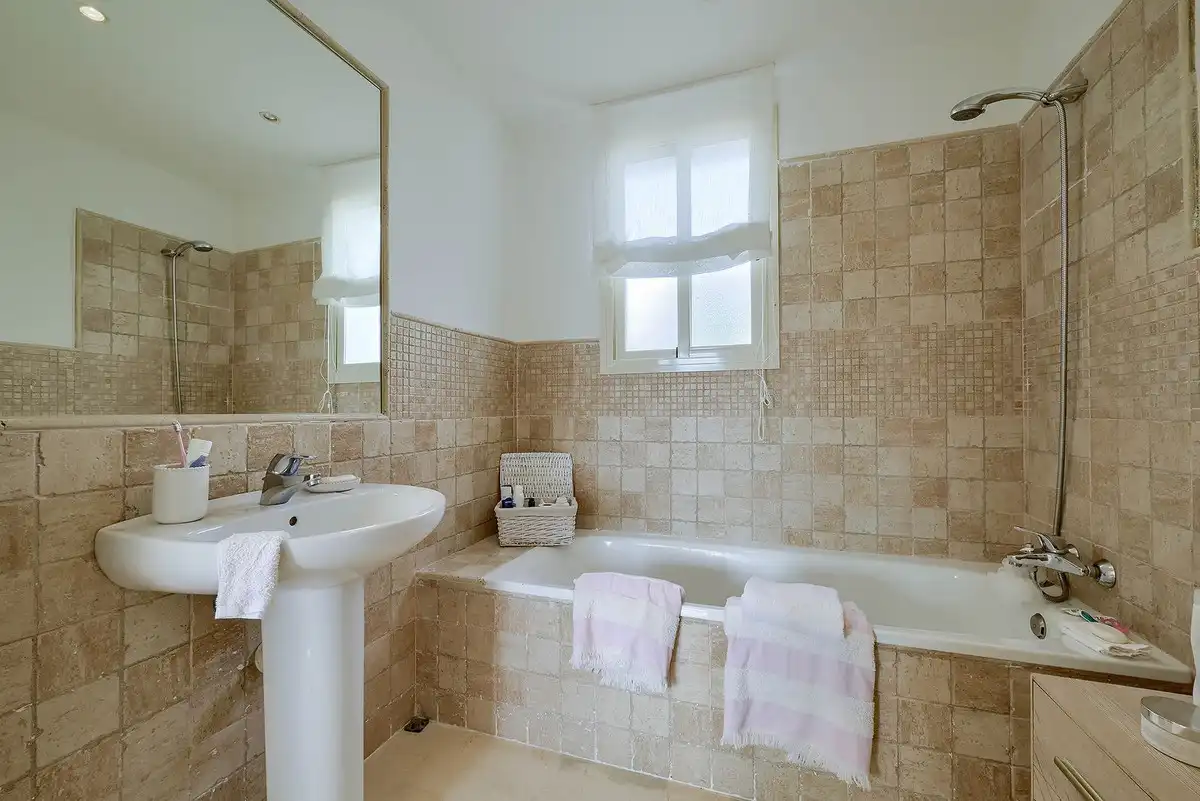 Badezimmer von Einfamilien-Reihenhaus zum Verkauf in Marbella mit Klimaanlage und Terrasse