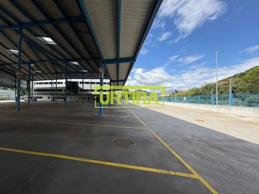 Parkplatz von Fabrikhallen zum Verkauf in Hernani