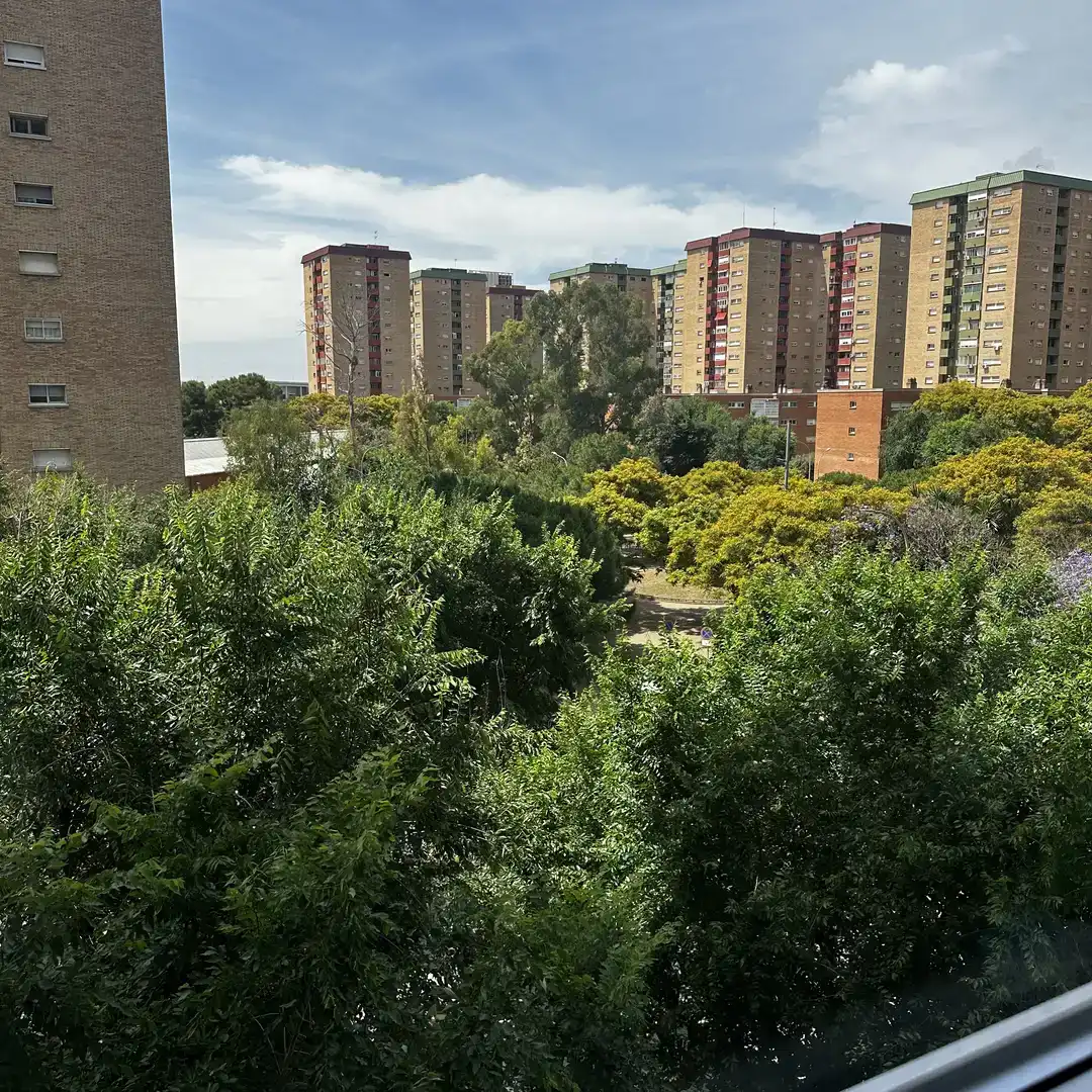 Vista exterior de Pis en venda en L'Hospitalet de Llobregat amb Aire condicionat