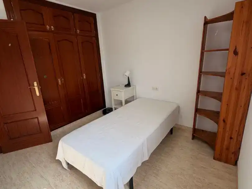 Dormitori de Dúplex per a compartir en Almería amb Aire condicionat, Moblat i Balcó