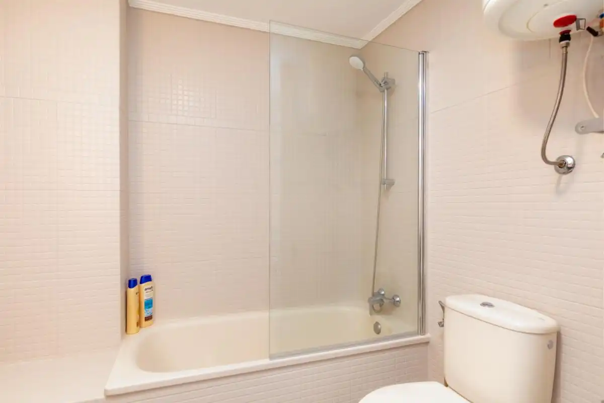 Bany de Apartament de lloguer en Valencia amb Aire condicionat, Moblat i Forn