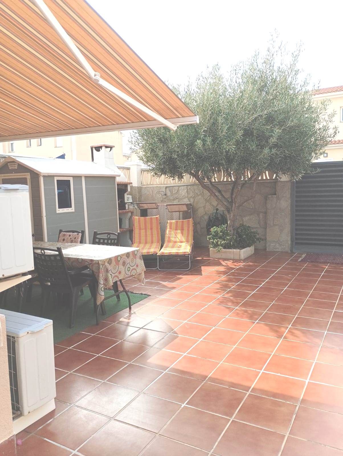 Terrassa de Casa adosada en venda en Mont-roig del Camp amb Aire condicionat, Jardí privat i Moblat