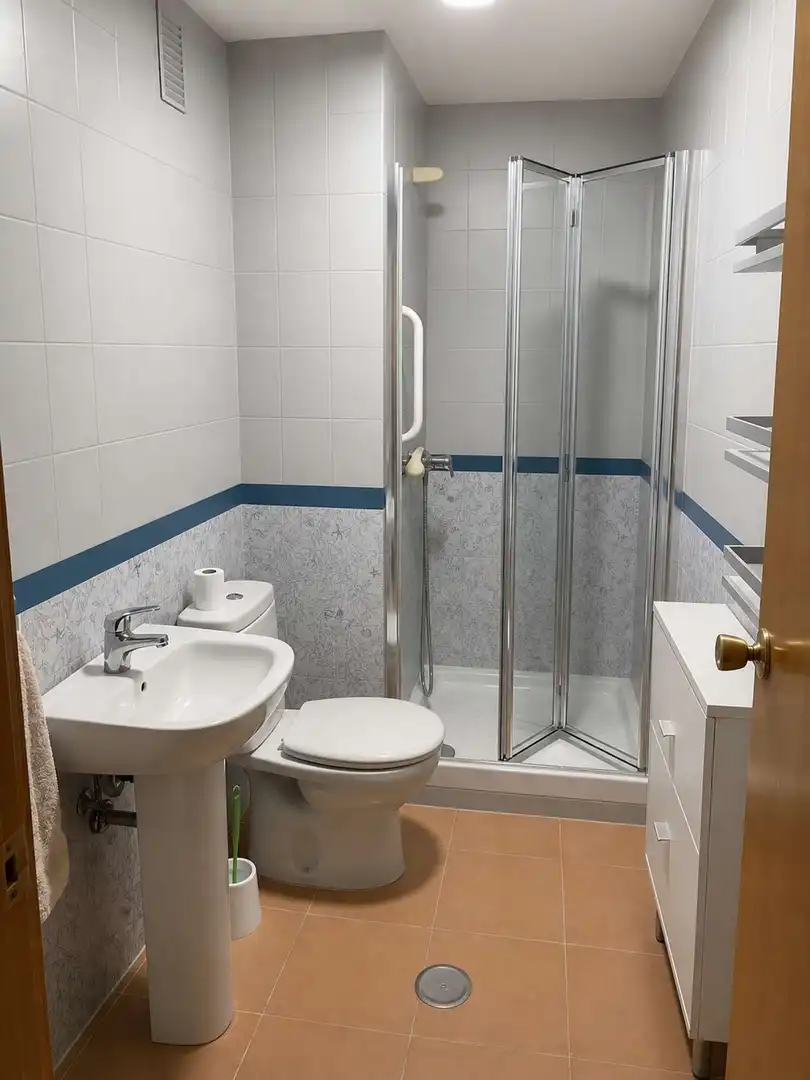 Bany de Apartament per a compartir en Almuñécar amb Aire condicionat, Terrassa i Moblat