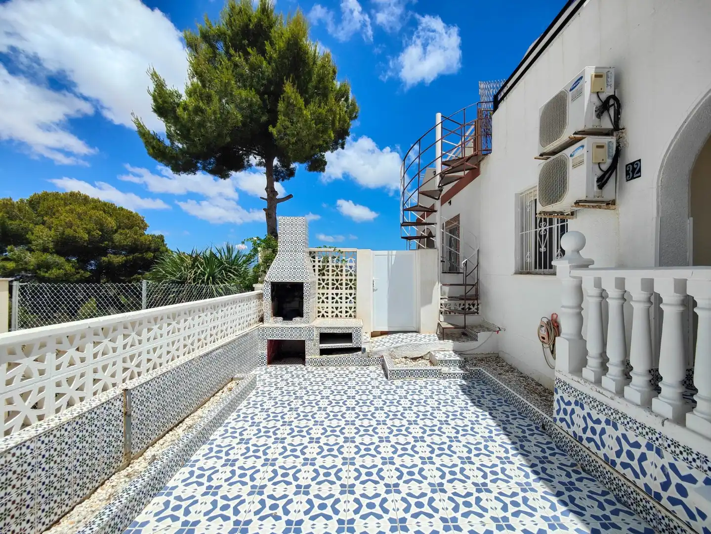 Terrasse von Einfamilien-Reihenhaus zum Verkauf in Torrevieja mit Klimaanlage, Privatgarten und Terrasse