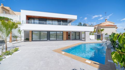 Descubra esta exclusiva villa de disentildeo contemporaacuteneo situada en una de las zonas maacutes demandadas de Ciudad Quesada,