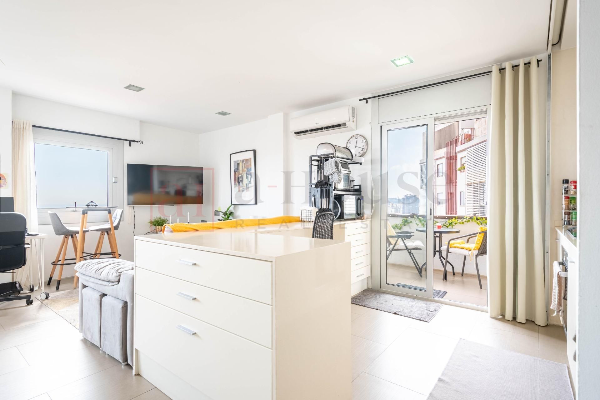 Exterior view of Flat for sale in  Barcelona Capital  with Air Conditioner, Heating and Balcony