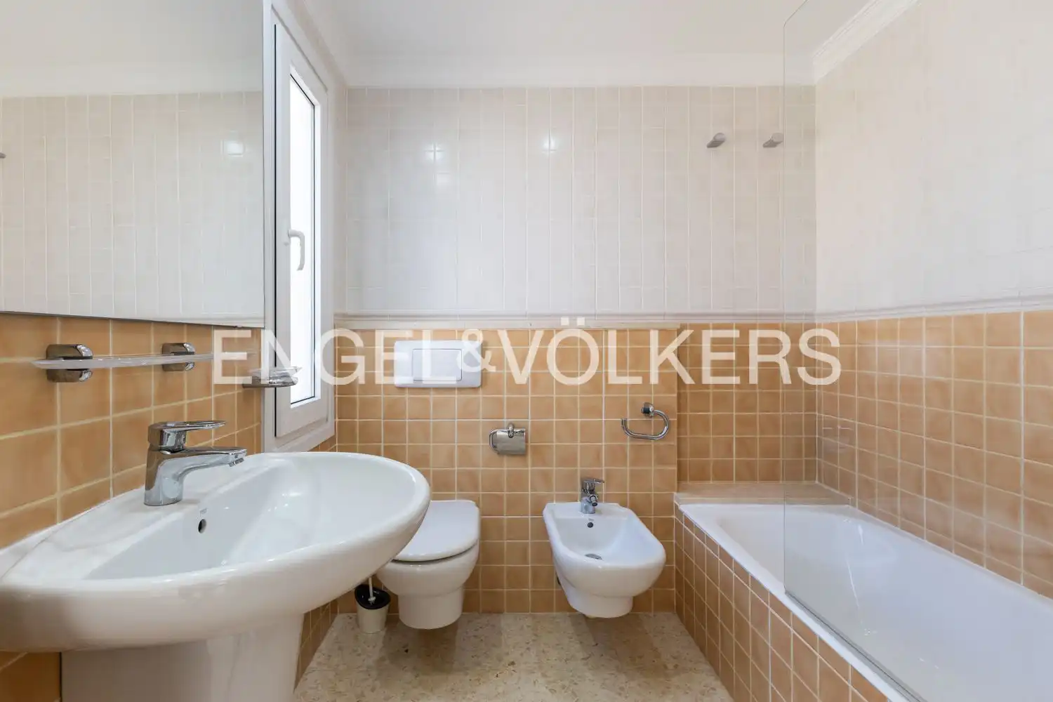 Baño de Casa o chalet de alquiler en Oliva con Aire acondicionado, Calefacción y Jardín privado