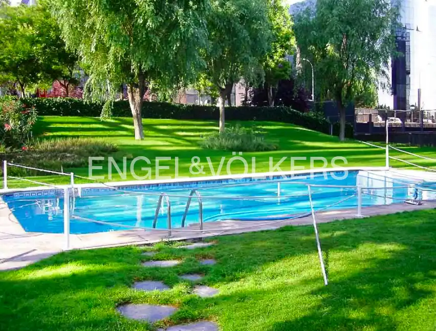 Piscina de Pis en venda en Madrid amb Aire condicionat, Calefacció i Parquet