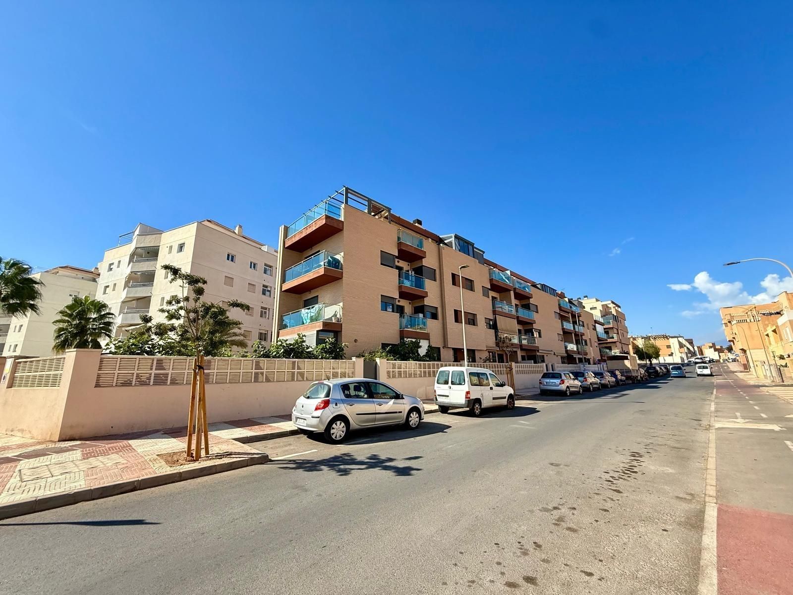 Vista exterior de Pis en venda en Roquetas de Mar amb Aire condicionat, Terrassa i Piscina comunitària