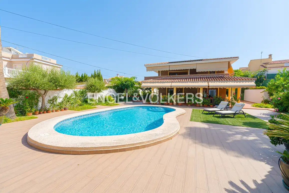 Vista exterior de Casa o chalet en venta en Benidorm con Aire acondicionado, Jardín privado y Piscina