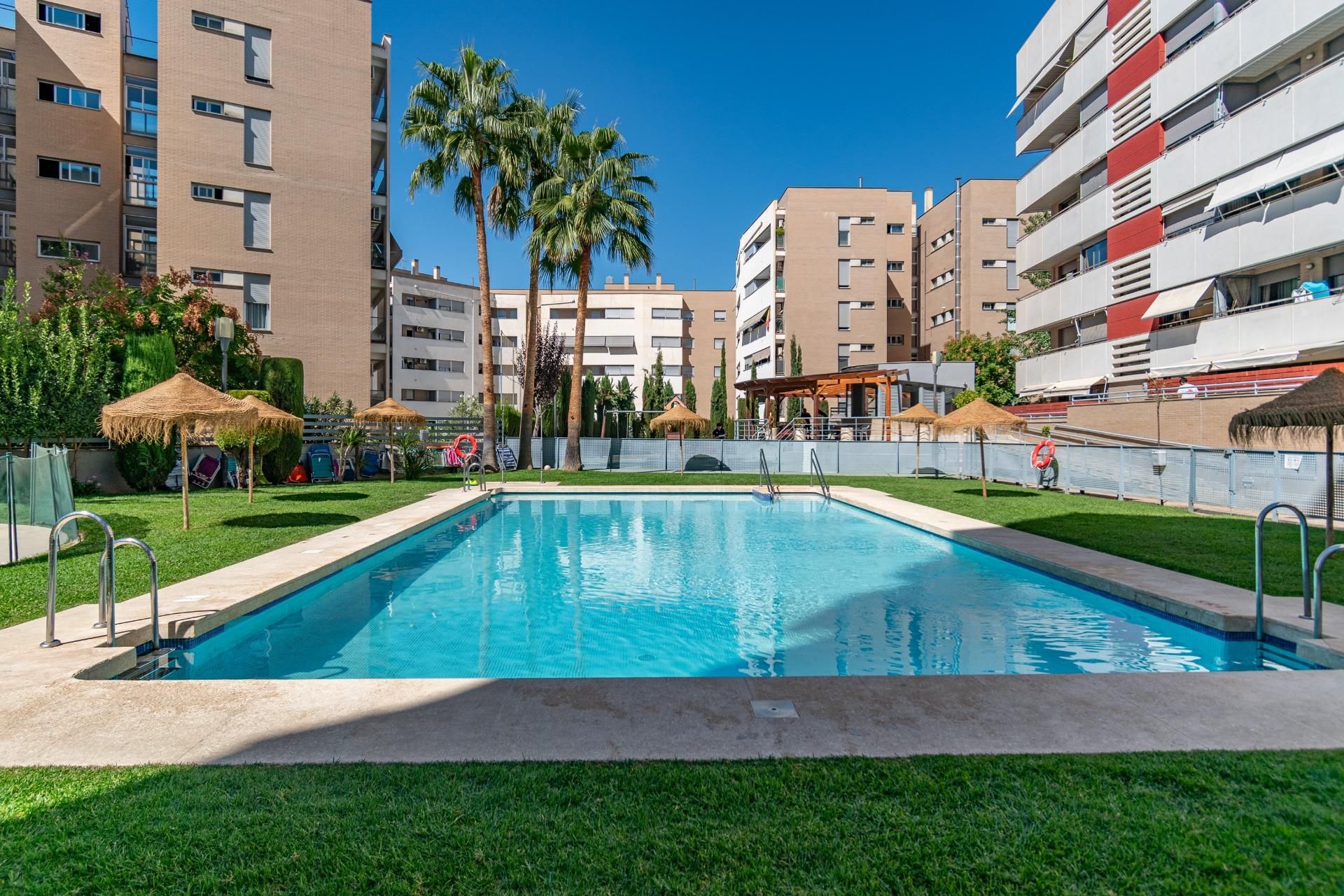 Piscina de Piso en venta en  Granada Capital con Calefacción, Jardín privado y Terraza