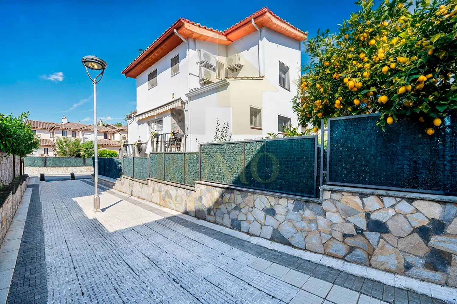 Vista exterior de Casa adosada en venta en Santa Perpètua de Mogoda con Aire acondicionado, Calefacción y Jardín privado
