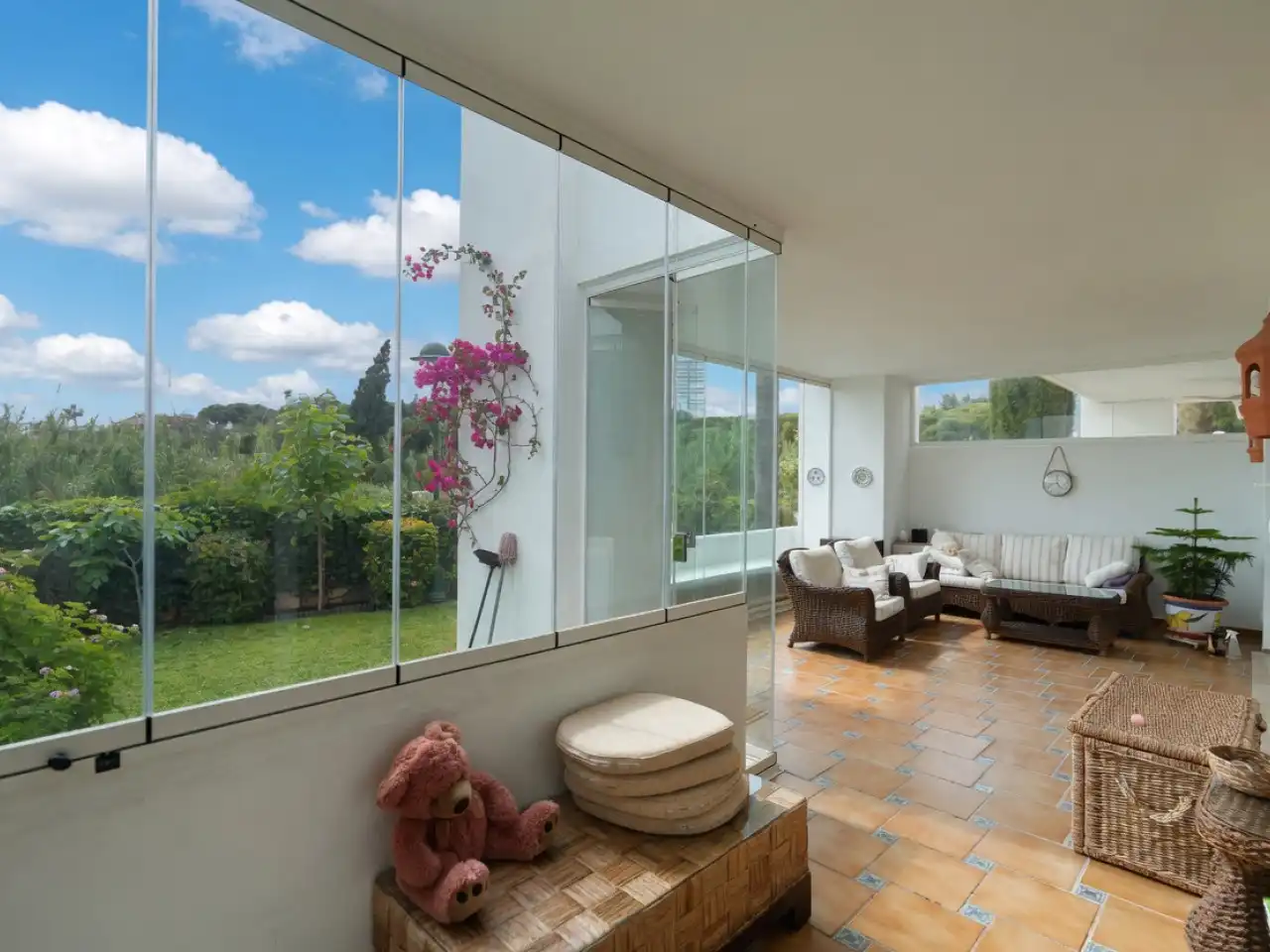 Sala de estar de Planta baja en venta en Marbella con Aire acondicionado, Calefacción y Jardín privado
