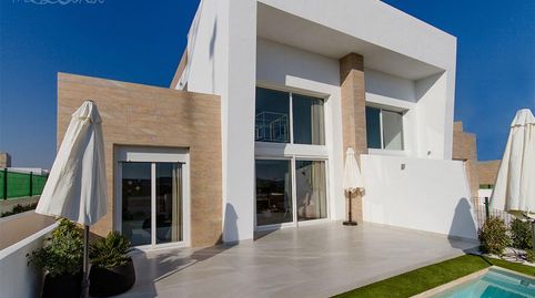 Villa pareada con 3 dormitorios, piscina privada y sótano en el exclusivo La Finca Golf Resort