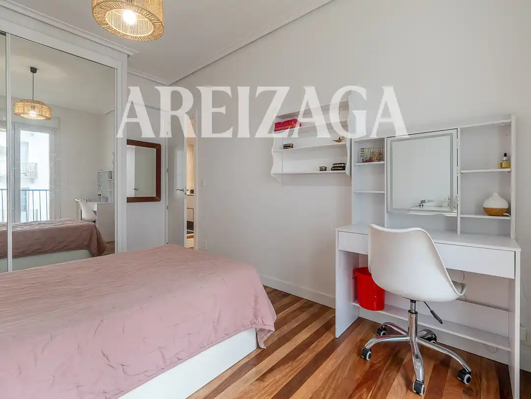 Habitación de Piso en venta en Donostia - San Sebastián  con Calefacción y Balcón