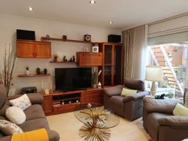Casa bifamiliare con balcone in vendita a Carrer de Lleida