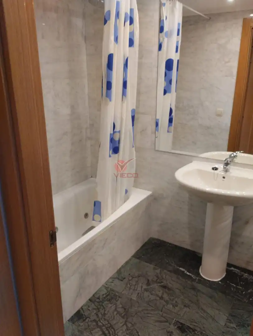 Baño de Piso en venta en Cuenca con Calefacción, Terraza y Trastero