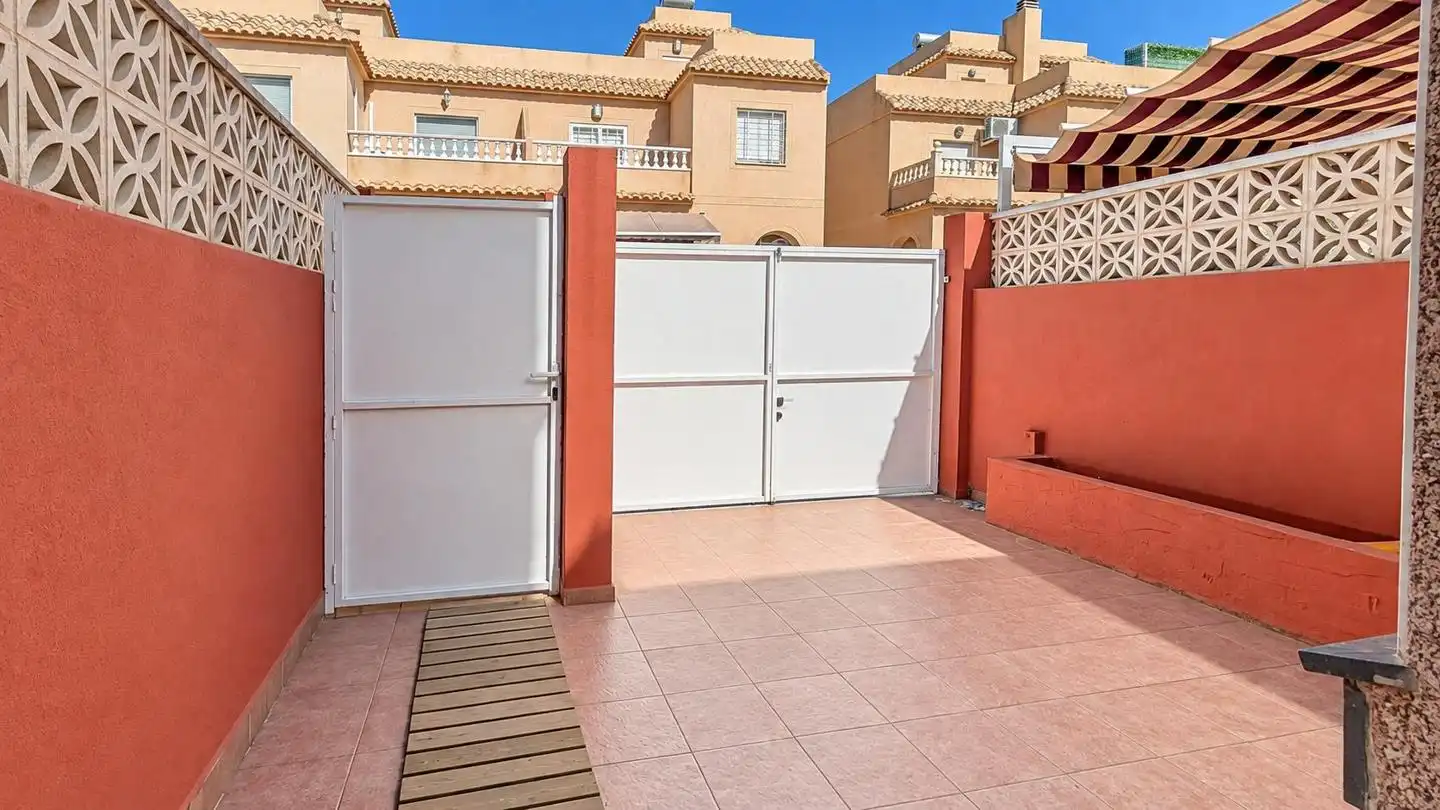 Casa aparellada amb piscina en venda a Calle de Creta, imagen 24