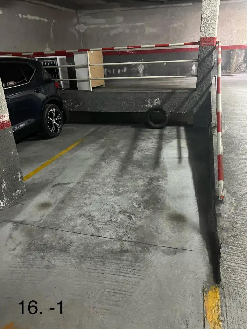 Parkplatz von Garage zum Verkauf in Nava