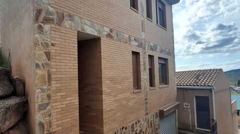 EN VENTA casa entera, individual, de 2 alturas en buen estado. Construida en el año 2008, es muy nueva. A unos 35 minutos de Logro