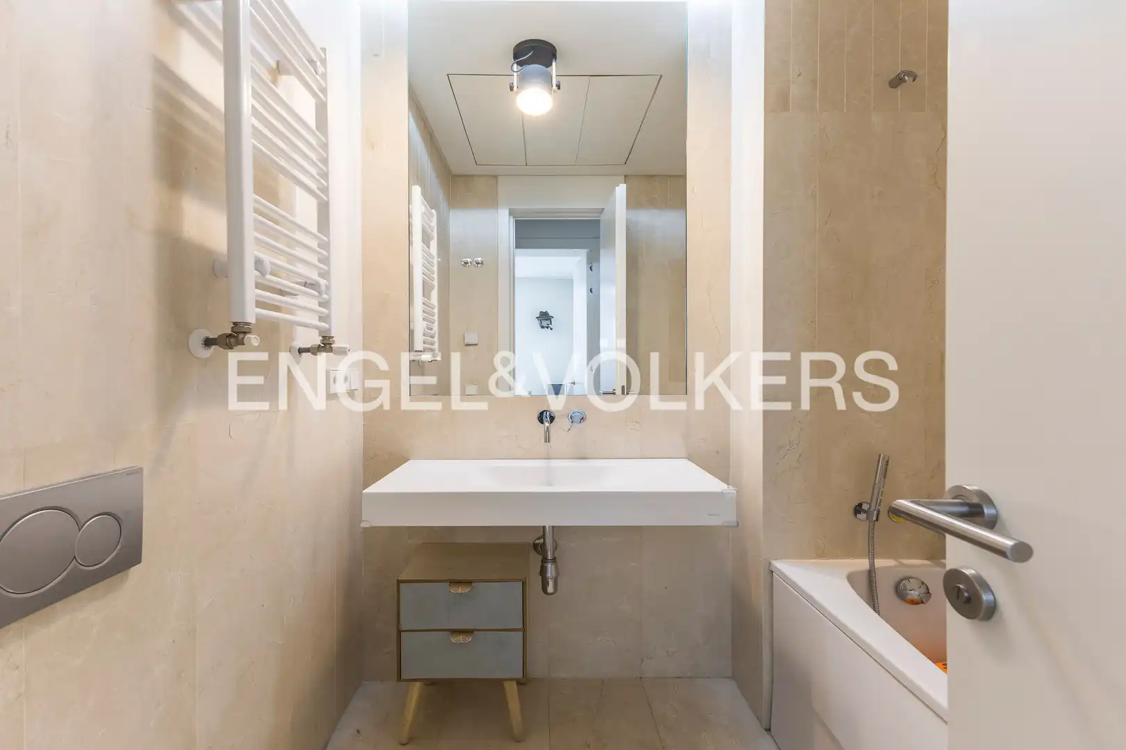 Bany de Apartament en venda en Madrid amb Calefacció, Jardí privat i Traster