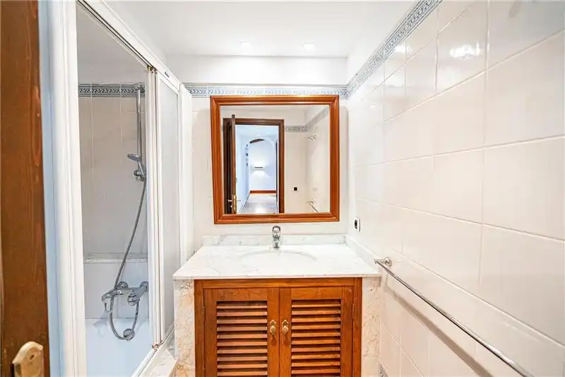 Badezimmer von Erdgeschoss zum Verkauf in Pollença mit Klimaanlage und Terrasse