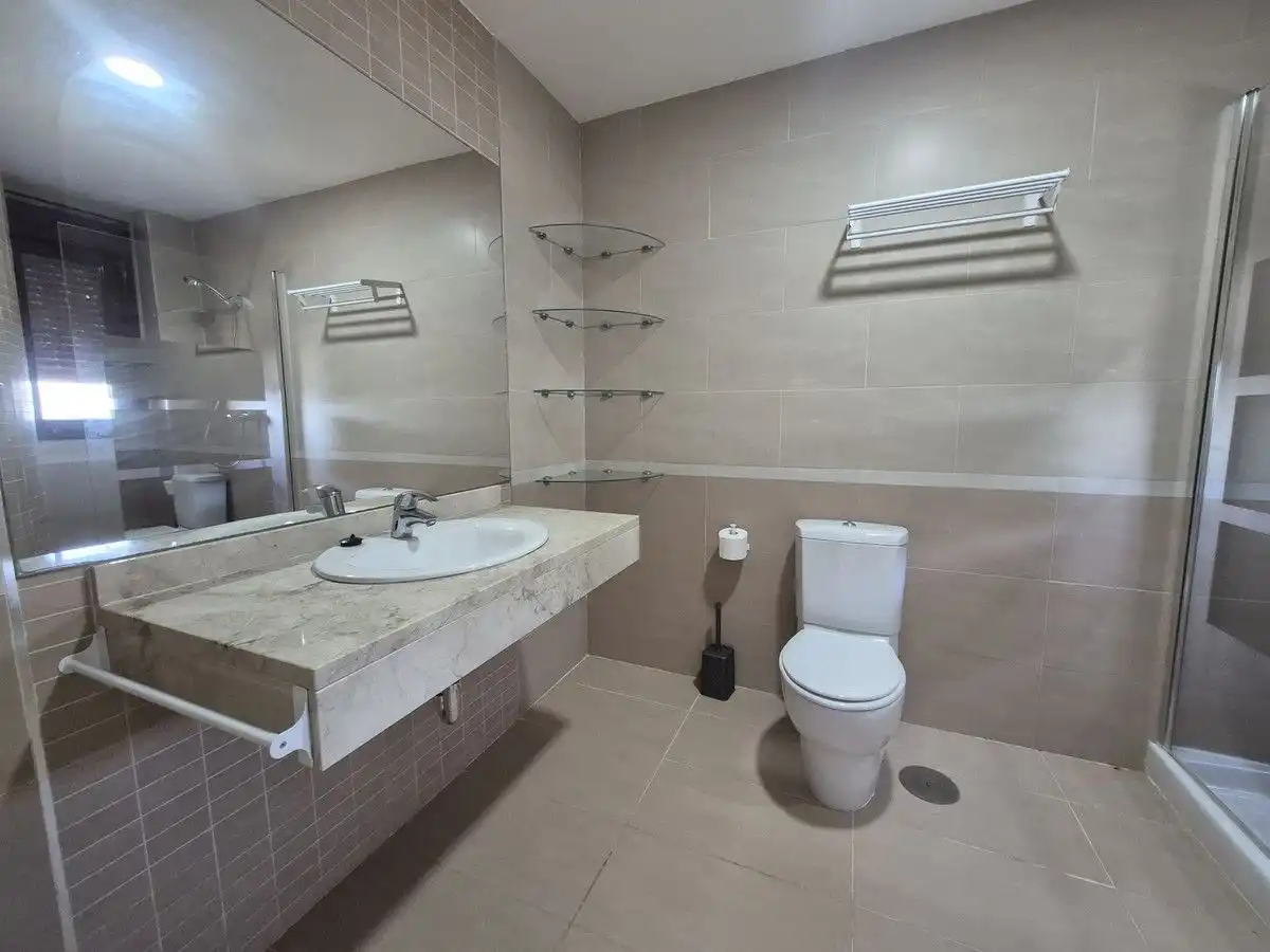 Badezimmer von Dachboden zum Verkauf in Manilva mit Klimaanlage, Heizung und Terrasse