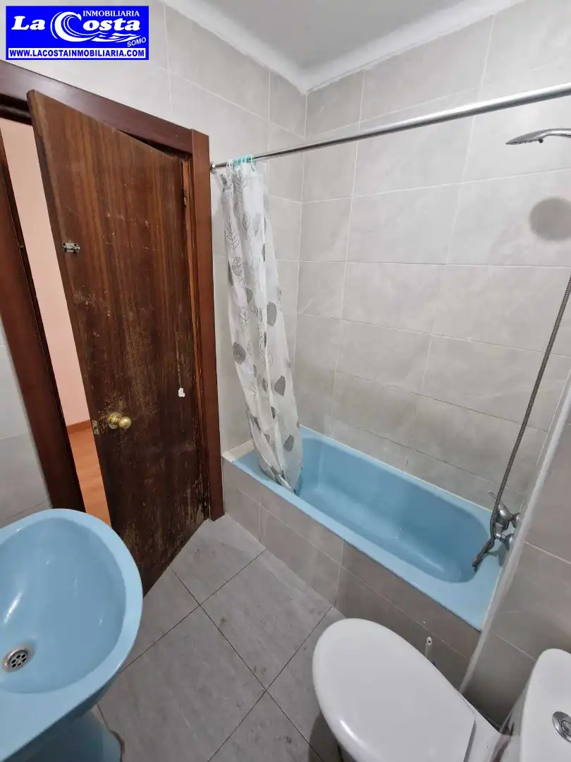 Bathroom of Flat for sale in Santander  with Parquet flooring, Oven and Washing machine