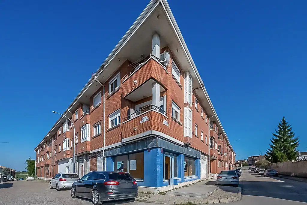 Vista exterior de Local en venta en Cuéllar