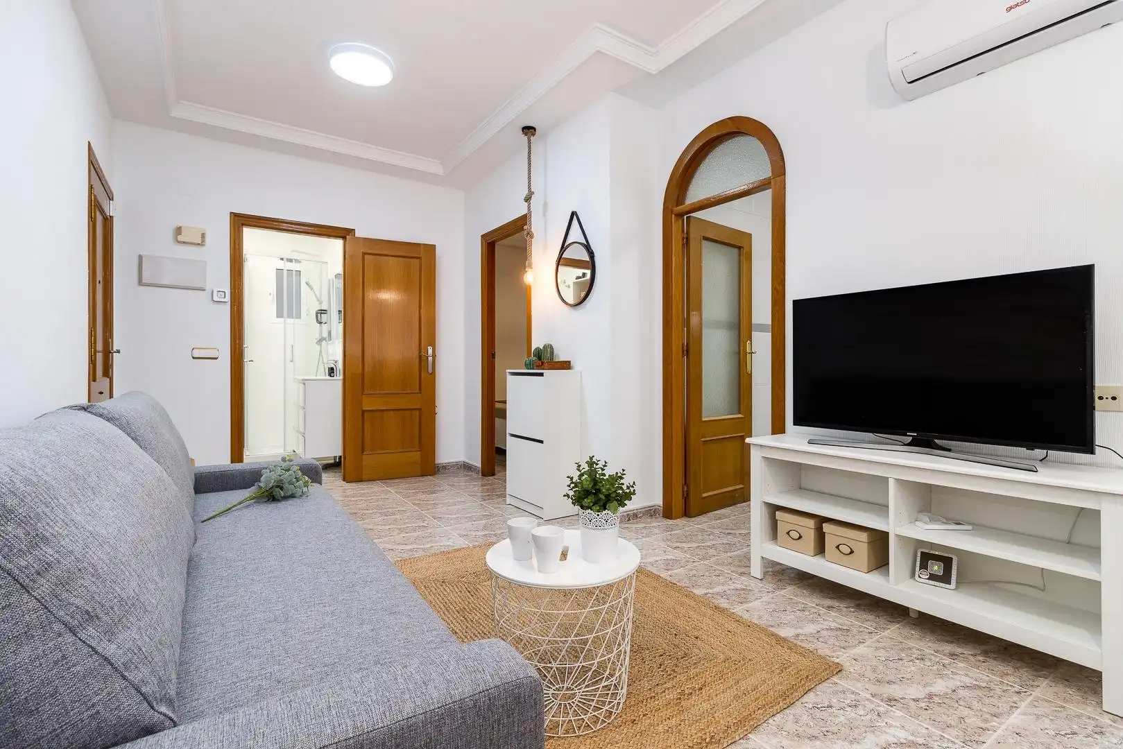 Sala de estar de Apartamento de alquiler en Torrevieja con Aire acondicionado, Terraza y Amueblado