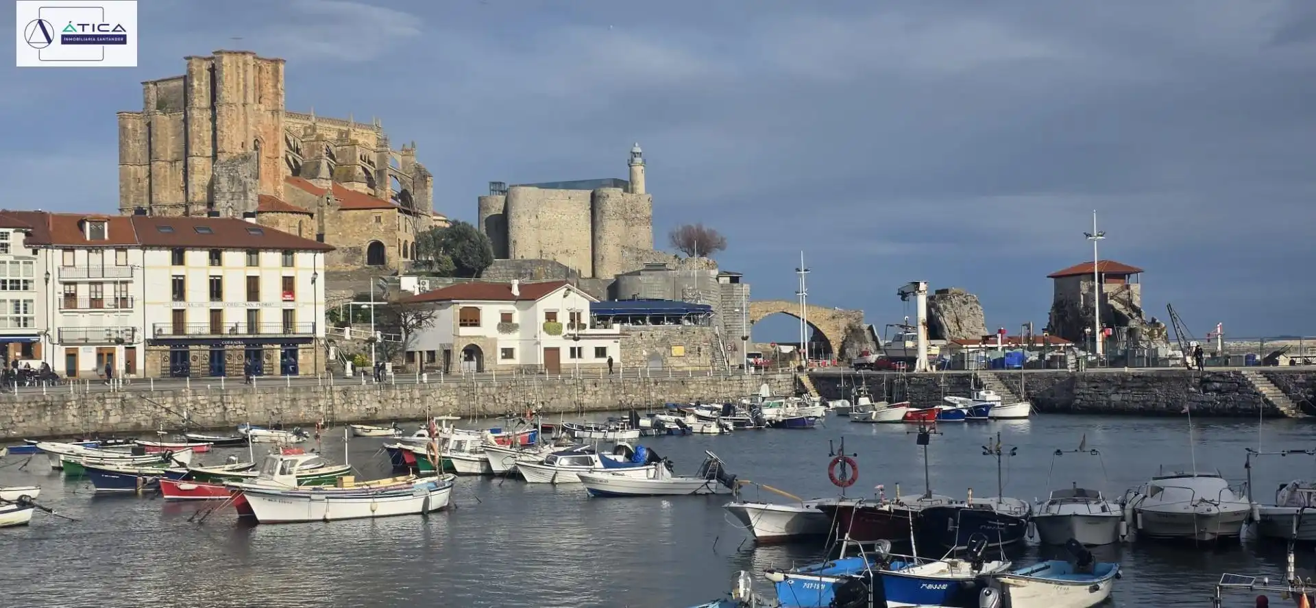 Vista exterior de Casa adosada en venda en Castro-Urdiales amb Aire condicionat, Calefacció i Jardí privat
