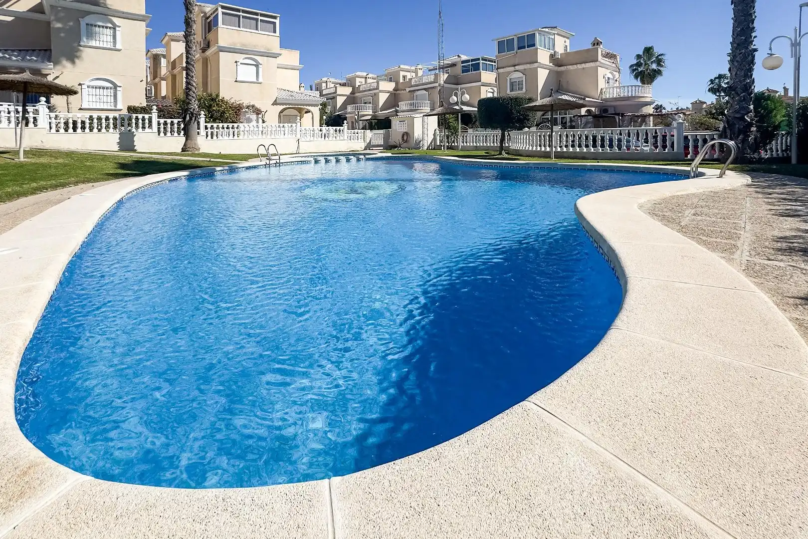 Piscina de Casa o xalet en venda en Orihuela amb Aire condicionat, Calefacció i Jardí privat