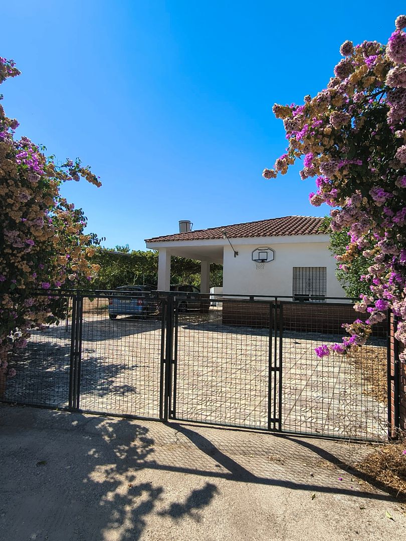Vista exterior de Casa o xalet en venda en  Córdoba Capital amb Aire condicionat, Jardí privat i Terrassa