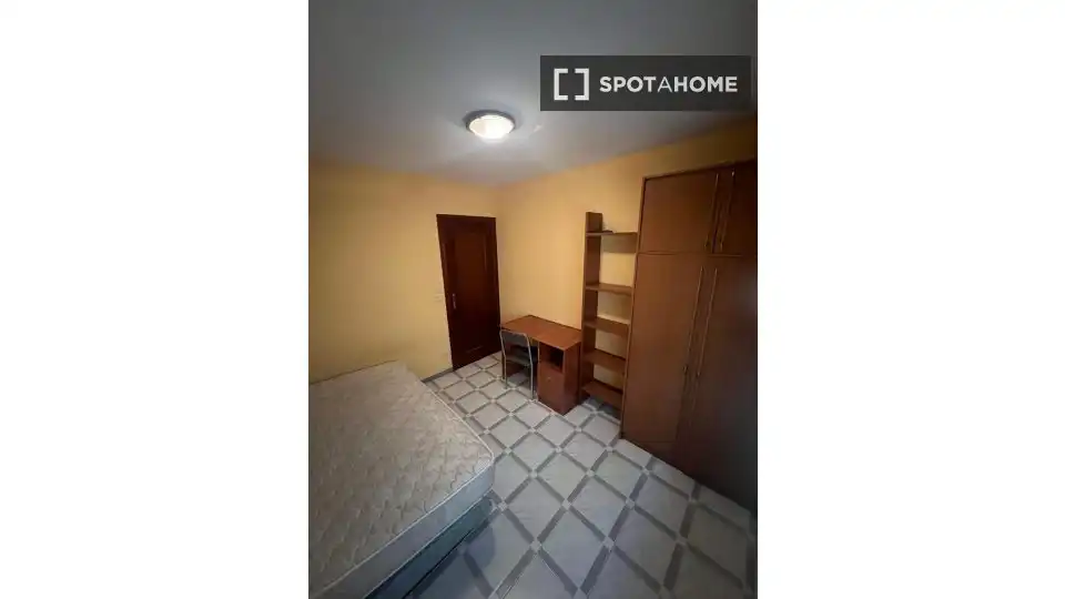 Room in Romareda