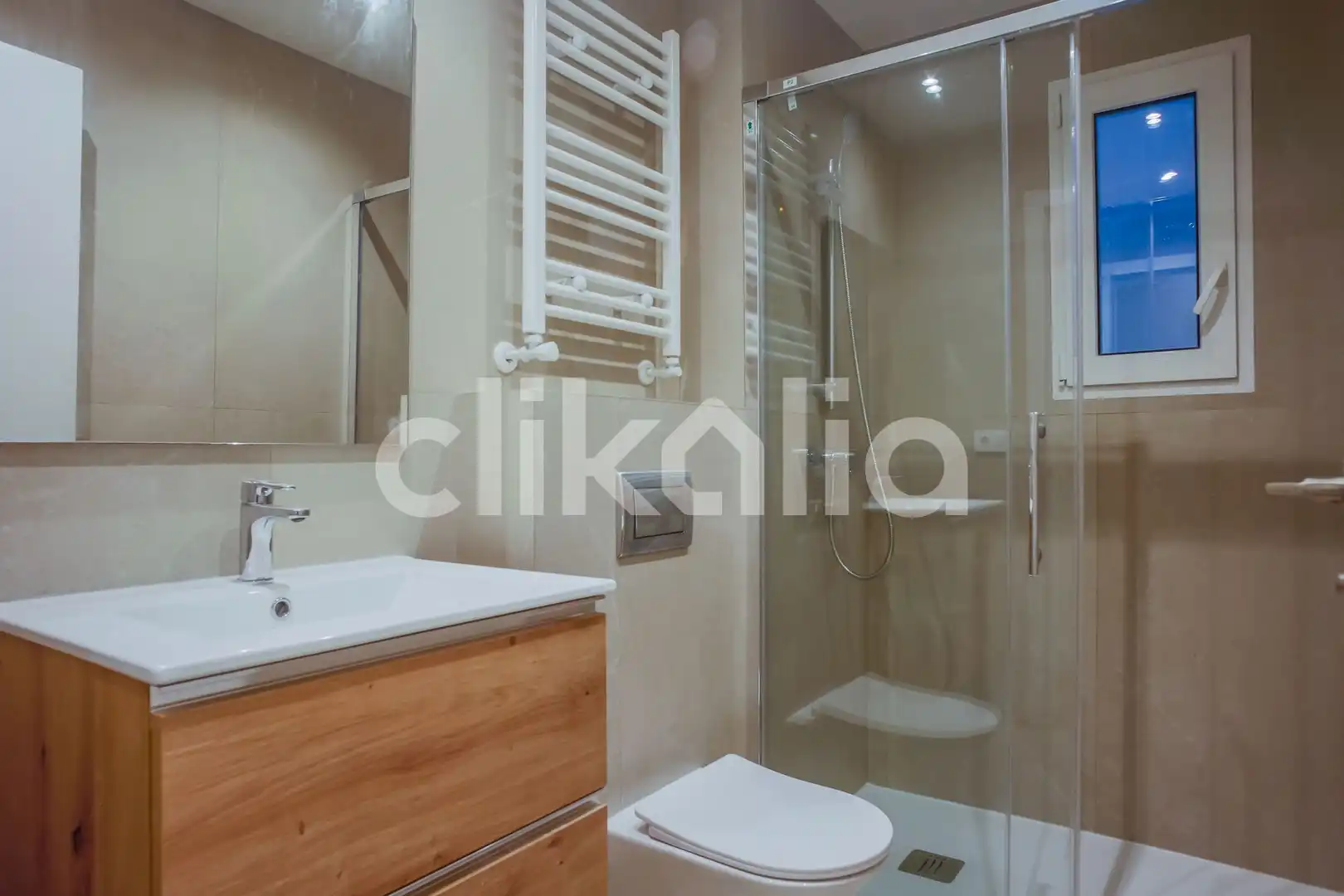 Badezimmer von Wohnung zum Verkauf in Madrid mit Klimaanlage und Heizung