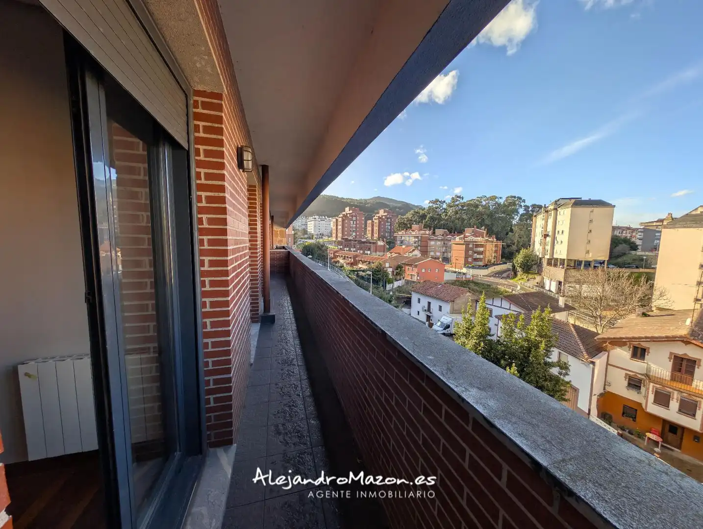 Vista exterior de Piso en venta en Castro-Urdiales con Calefacción, Parquet y Terraza