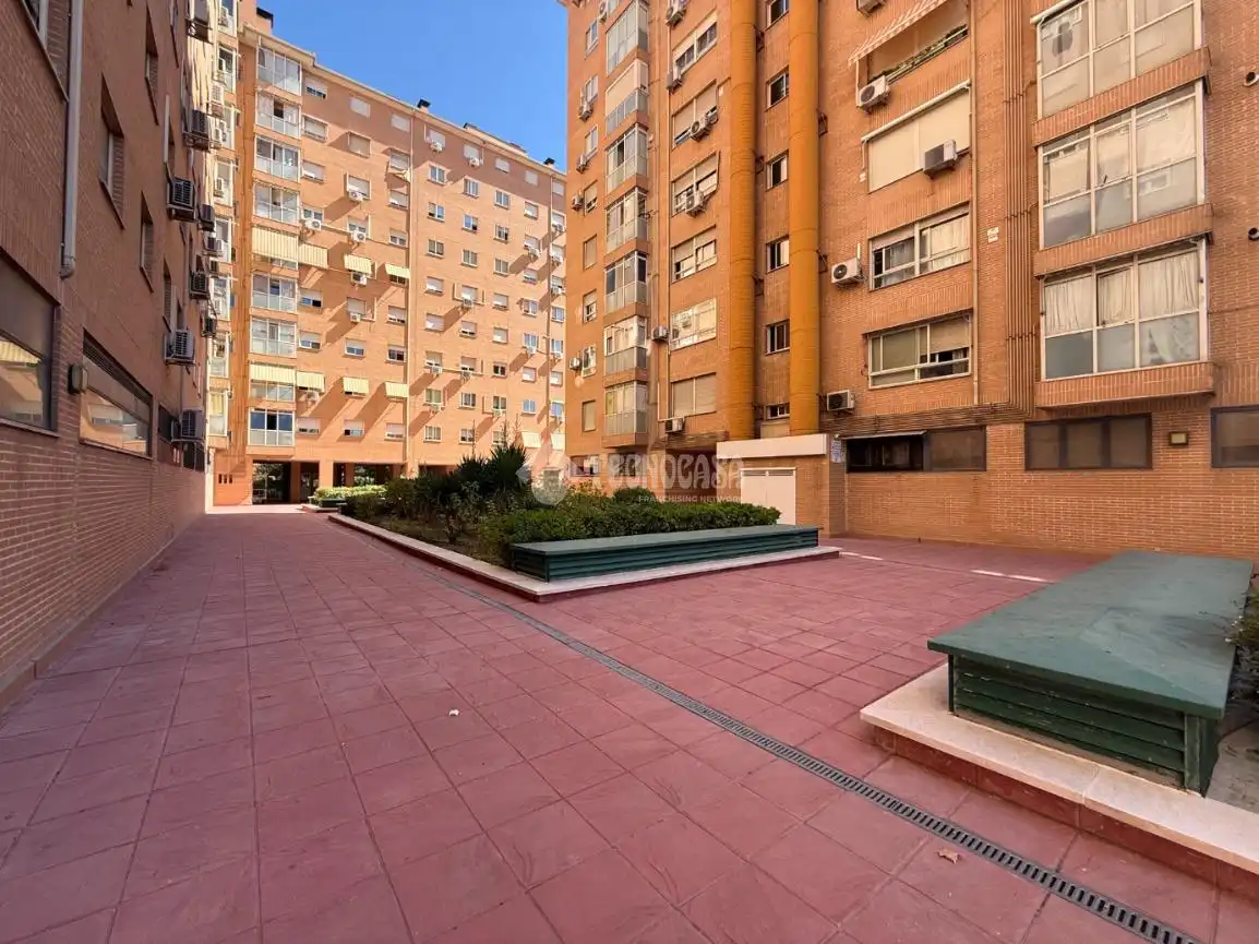 Vista exterior de Pis en venda en Madrid amb Aire condicionat, Moblat i Alarma